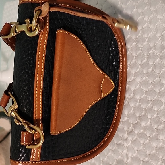 Vintage Mini-Dooney & Bourke Crossbody  Purse 6" W X 4 1/2" H (32) - Picture 4 of 12